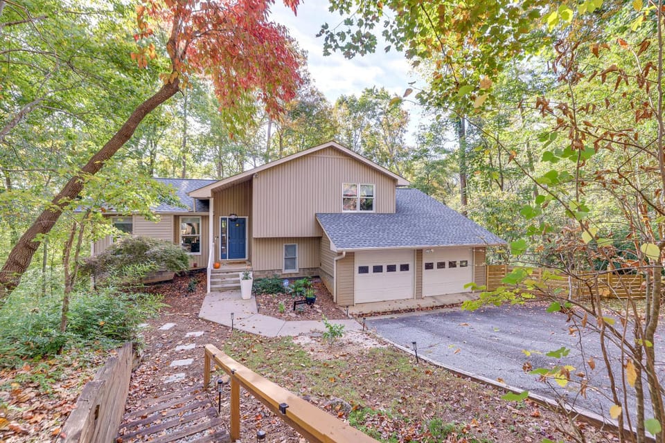 Forest-View Gem on Vaughn Creek < 1 Mi to Dtwn! House in Tryon