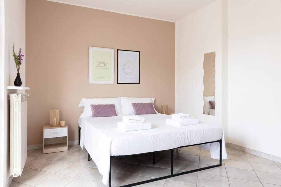 Photo of the whole room, Bedroom, towels