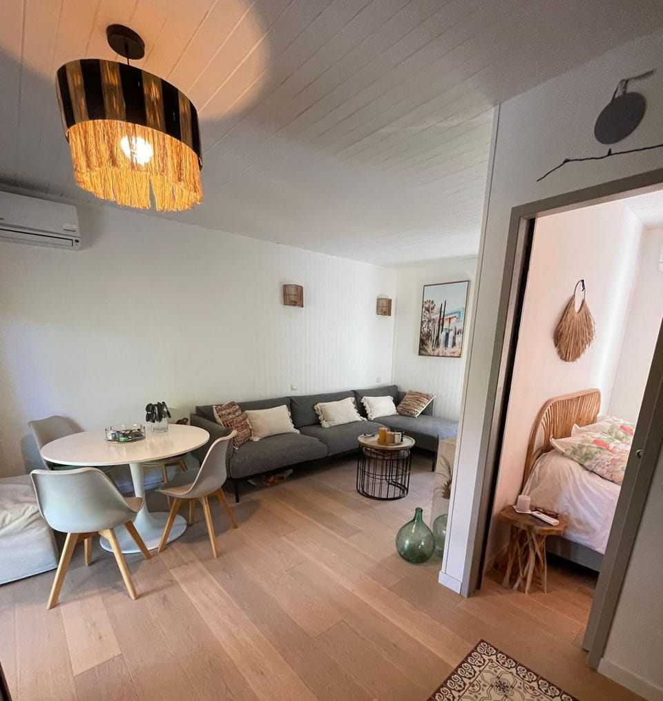 Living room, Seating area, Dining area, air conditioner