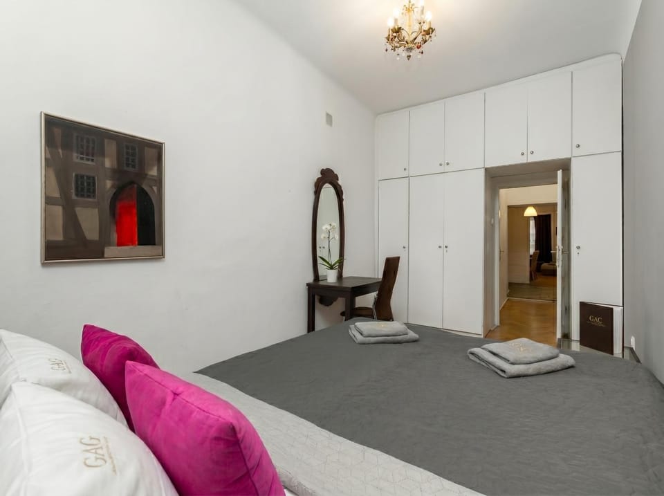 Bed, Living room, Photo of the whole room, Seating area, Bedroom, wardrobe