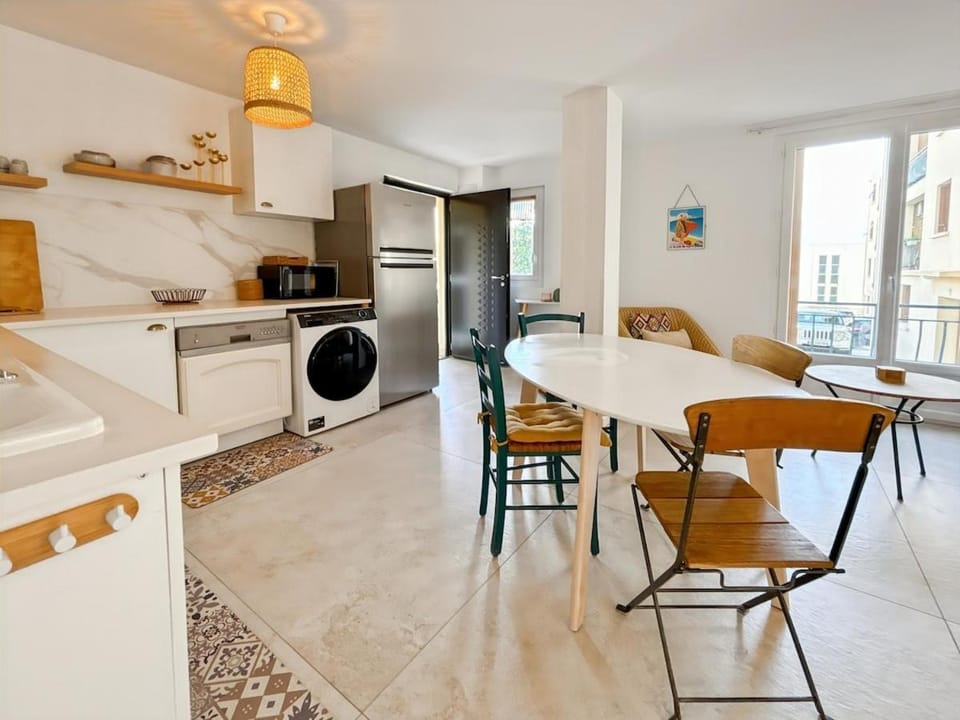 Kitchen or kitchenette, Dining area, oven, stove, toaster, washing machine