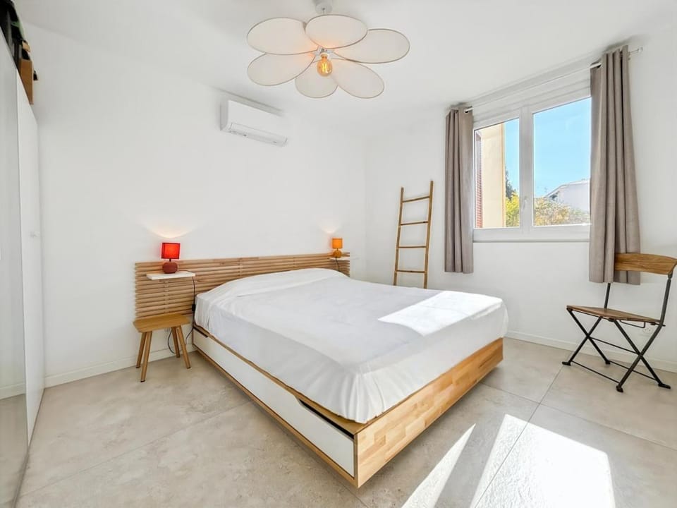 Bed, Photo of the whole room, Bedroom, wardrobe, air conditioner