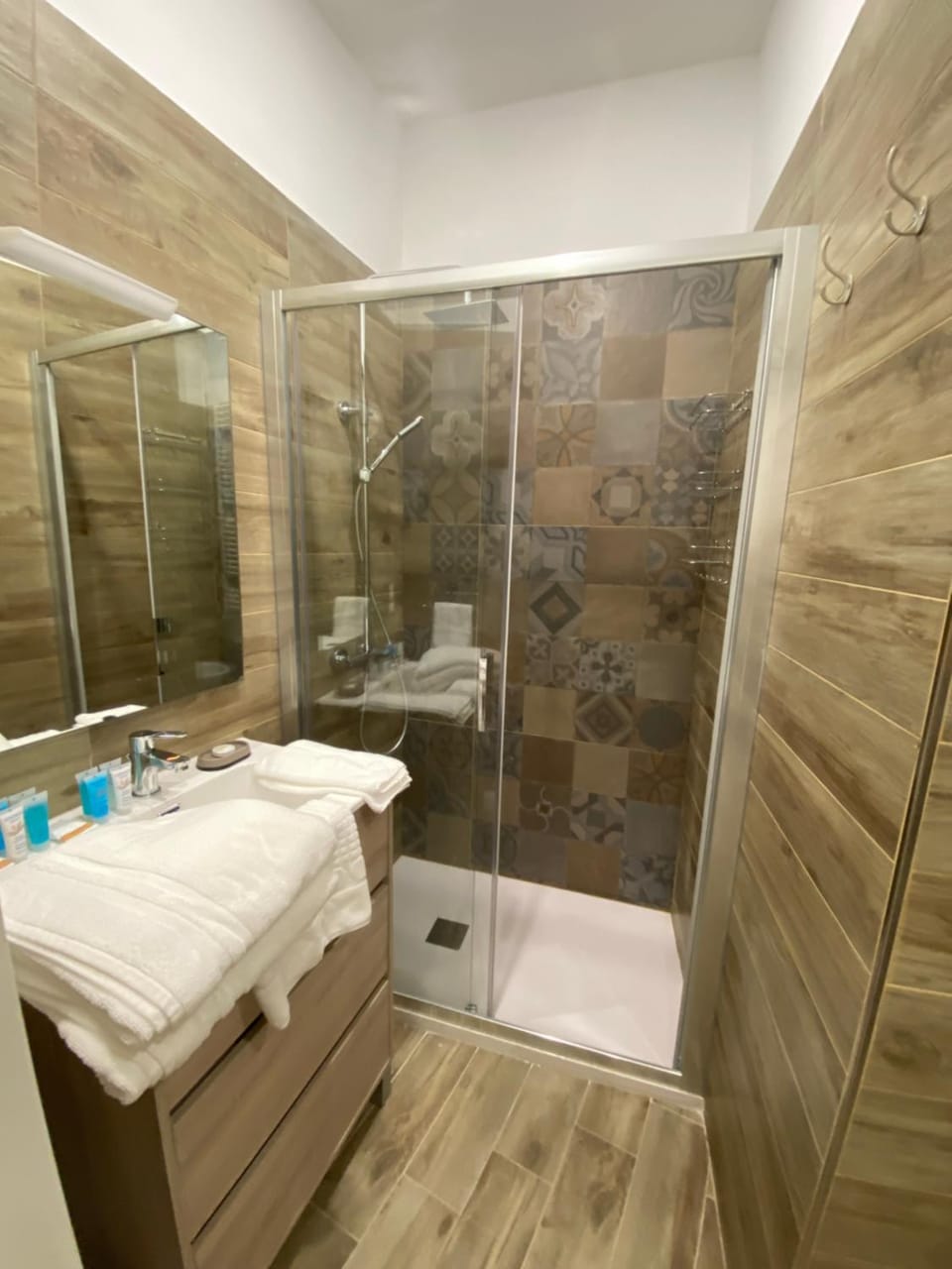 Shower, Bathroom, towels