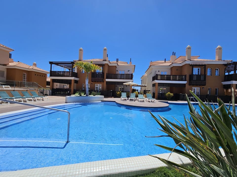 Pool view, Swimming pool, sunbed