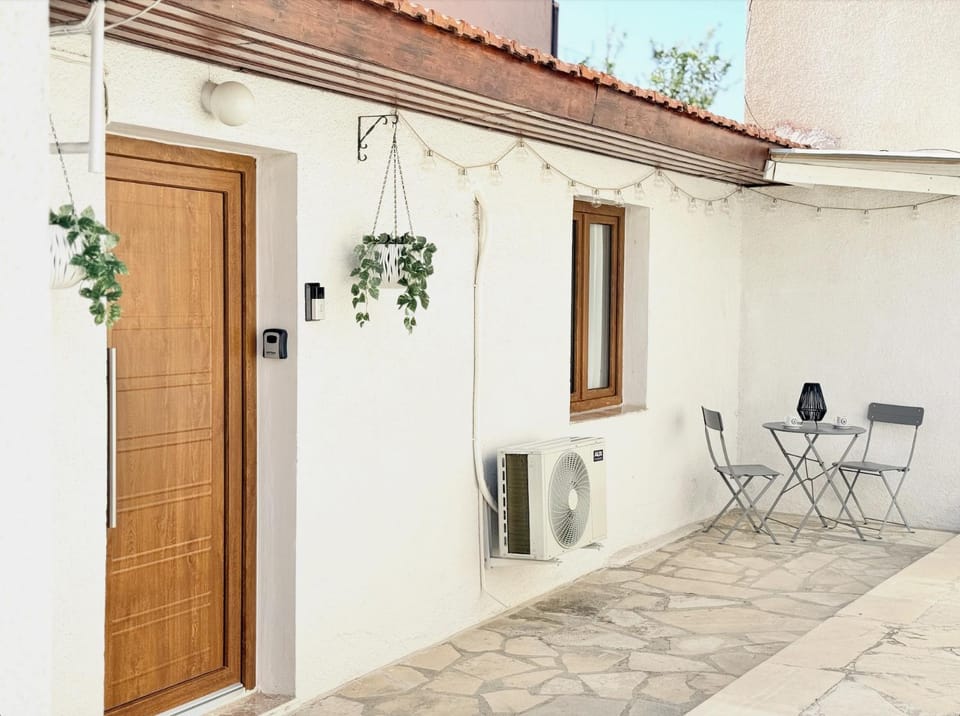Property building, Patio, Balcony/Terrace