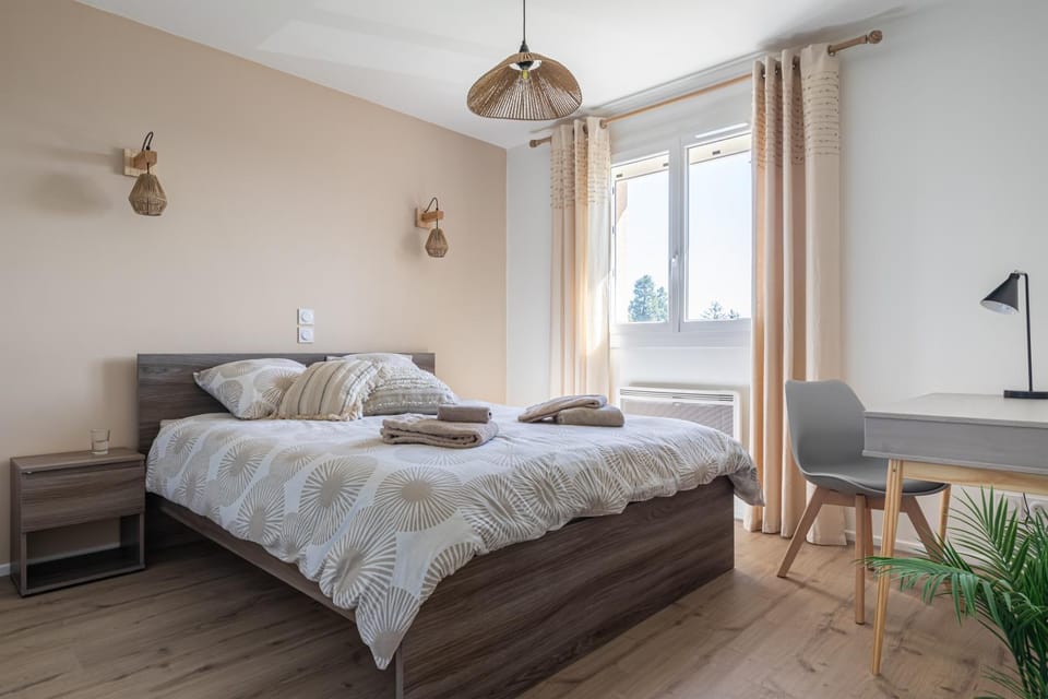 Bed, Photo of the whole room, Bedroom, towels
