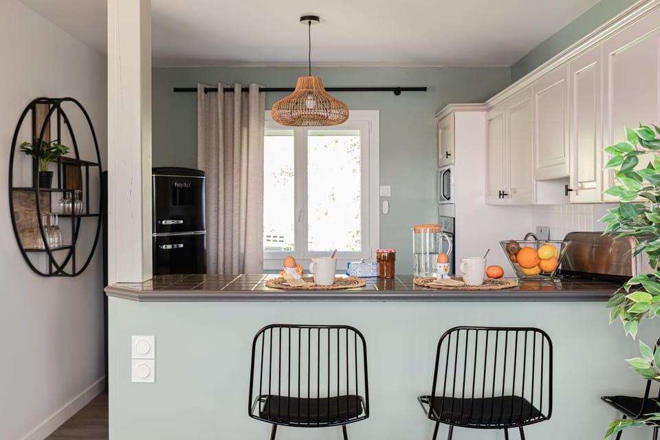 Coffee/tea facilities, Kitchen or kitchenette, Dining area, stove, toaster