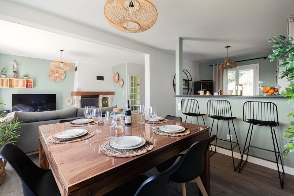 Kitchen or kitchenette, Living room, Dining area