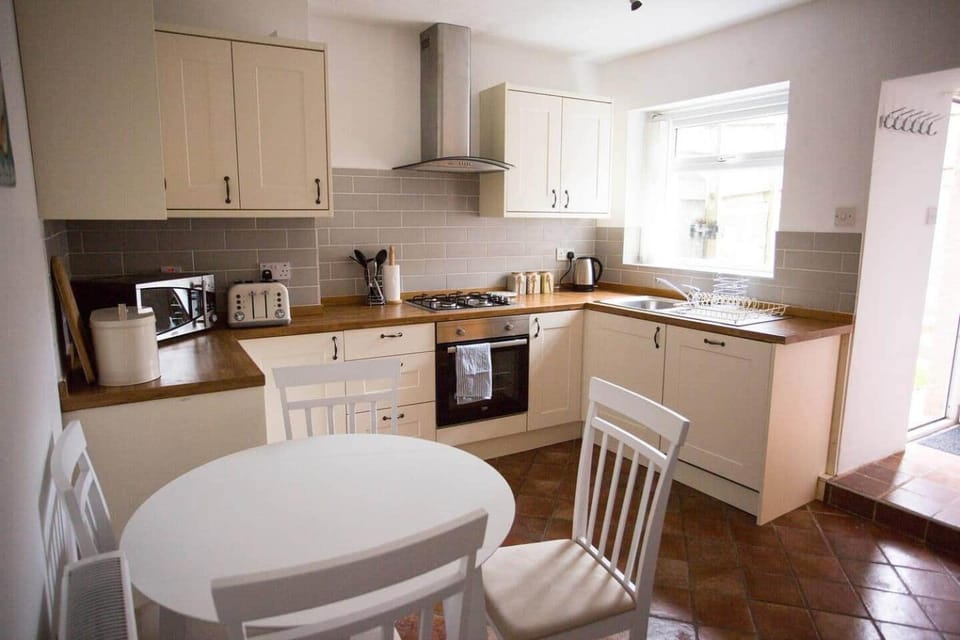 Stone's Throw // Central Newquay // Parking House in Newquay