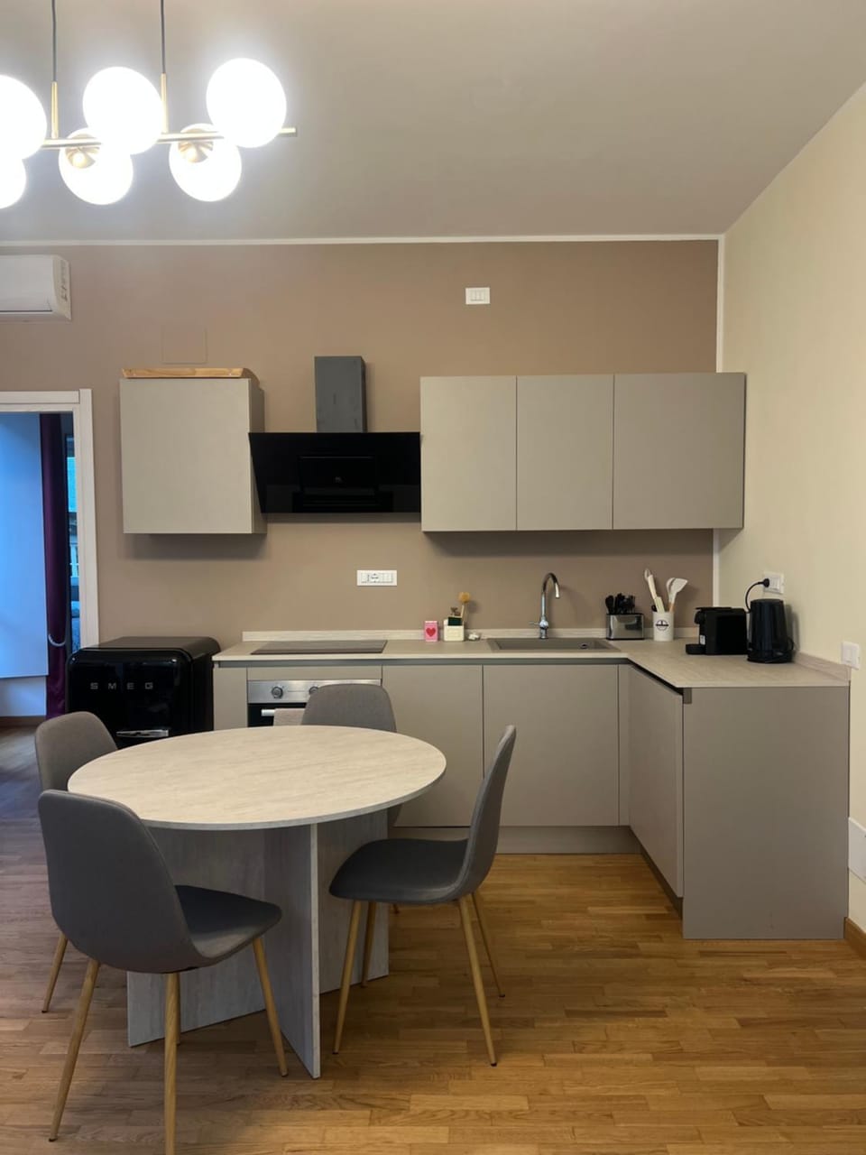 Kitchen or kitchenette, Dining area