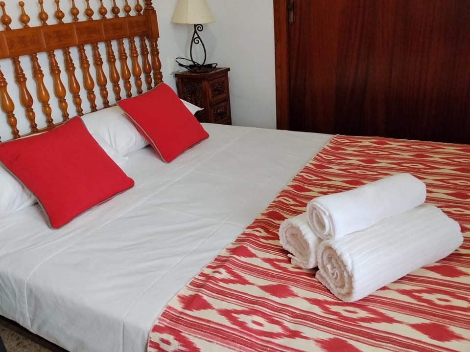 Bed, Photo of the whole room, Bedroom, towels