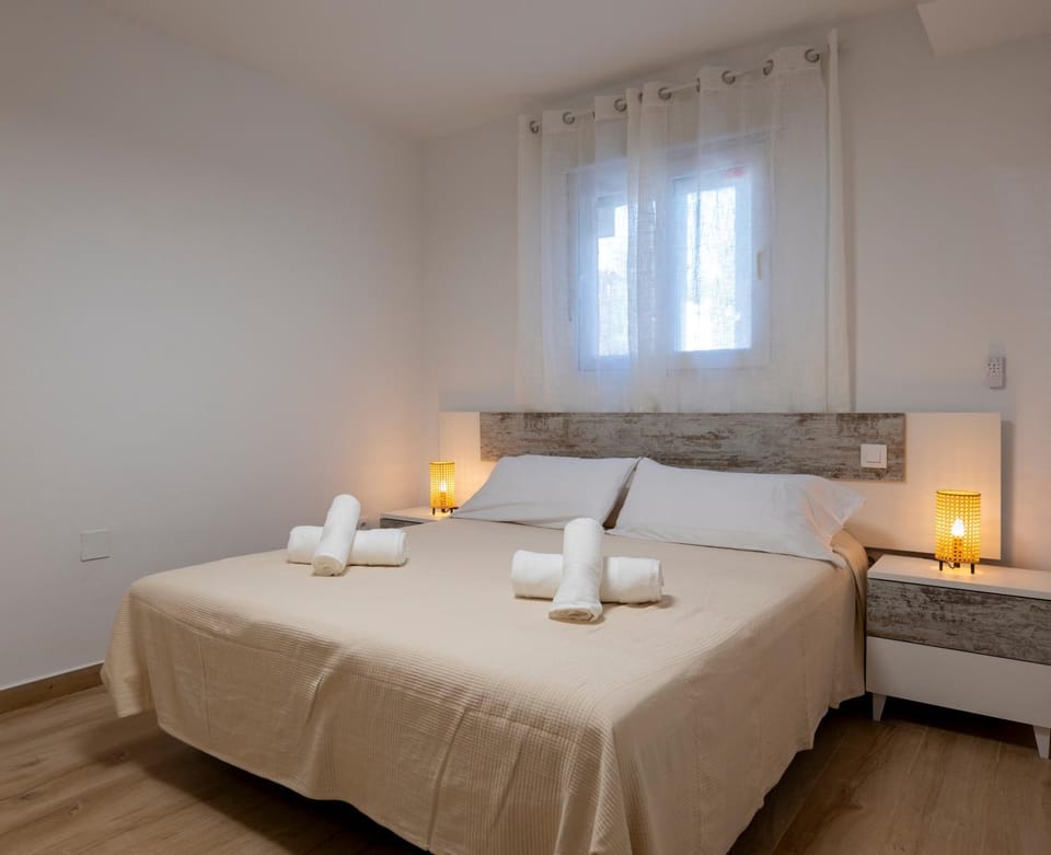 Bed, Bedroom, towels
