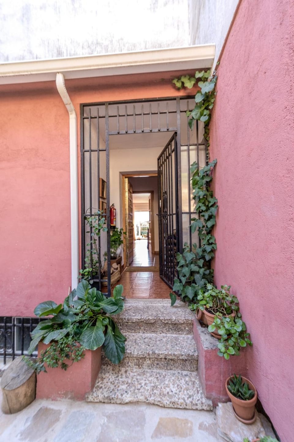 Property building, Facade/entrance, Day