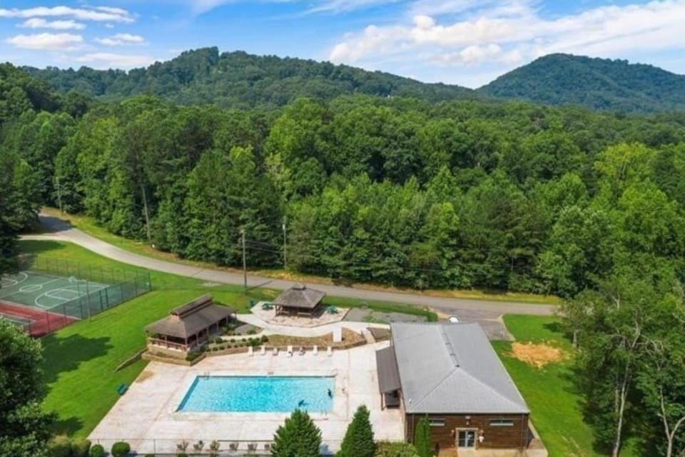 The Galaxy Getaway - Talking Rock Creek Resort House in Georgia