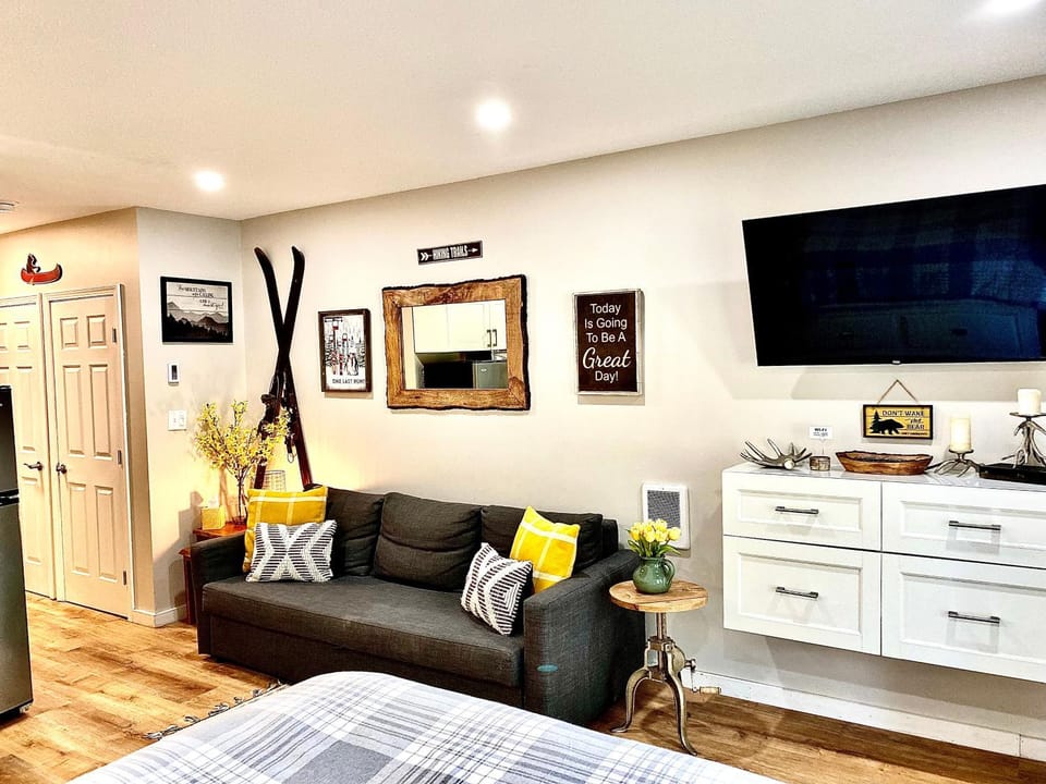 Kitchen or kitchenette, Living room, Seating area