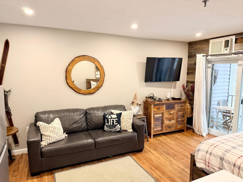 Bed, TV and multimedia, Seating area