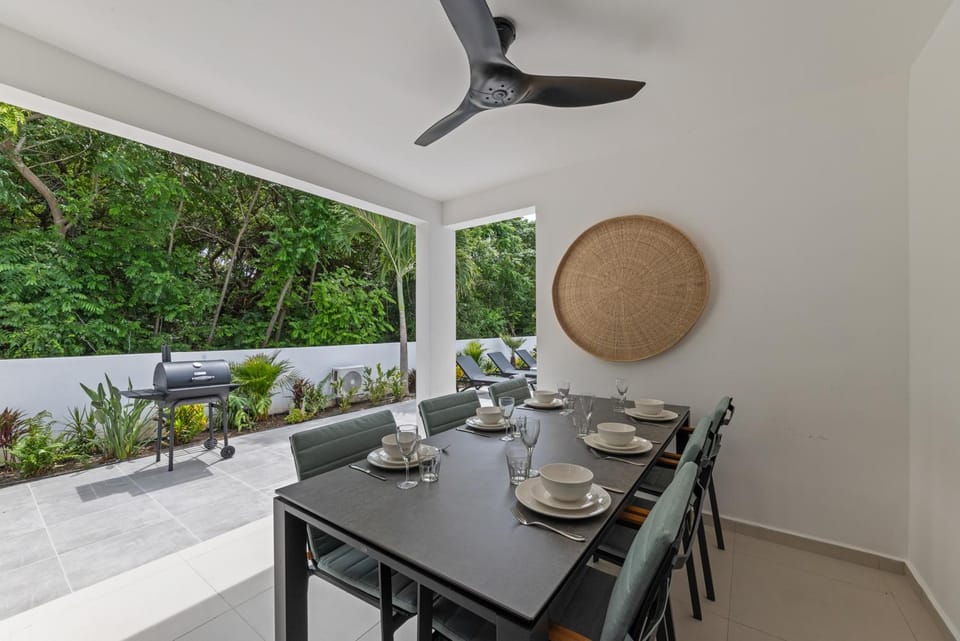 Patio, Day, Dining area