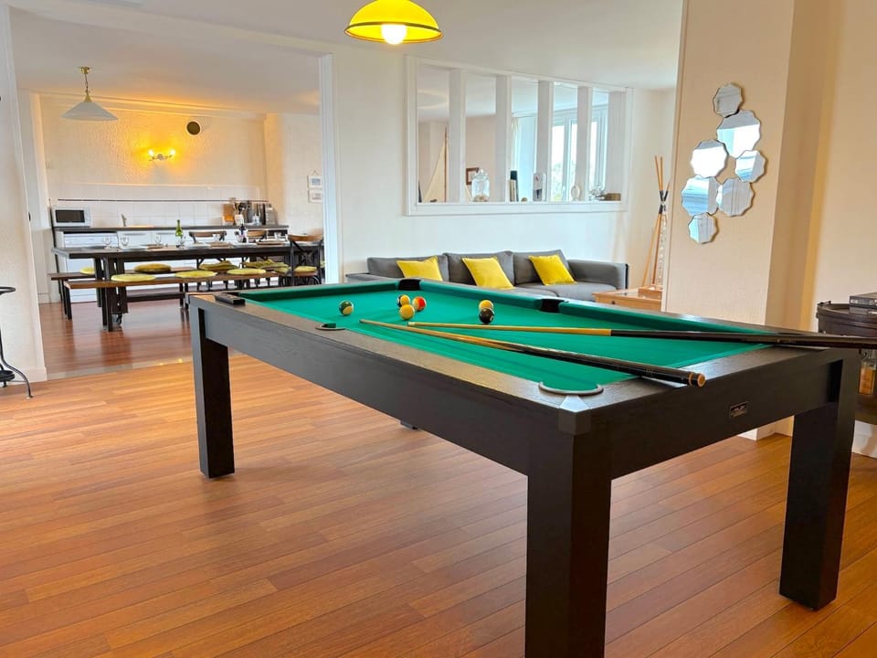Billiard, Game Room