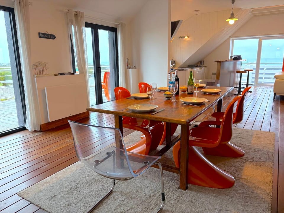 Kitchen or kitchenette, Living room, Seating area, Dining area