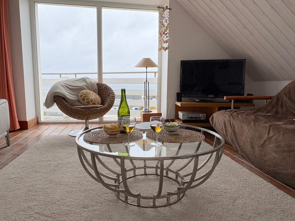 Communal lounge/ TV room, Natural landscape, TV and multimedia, Living room, Seating area