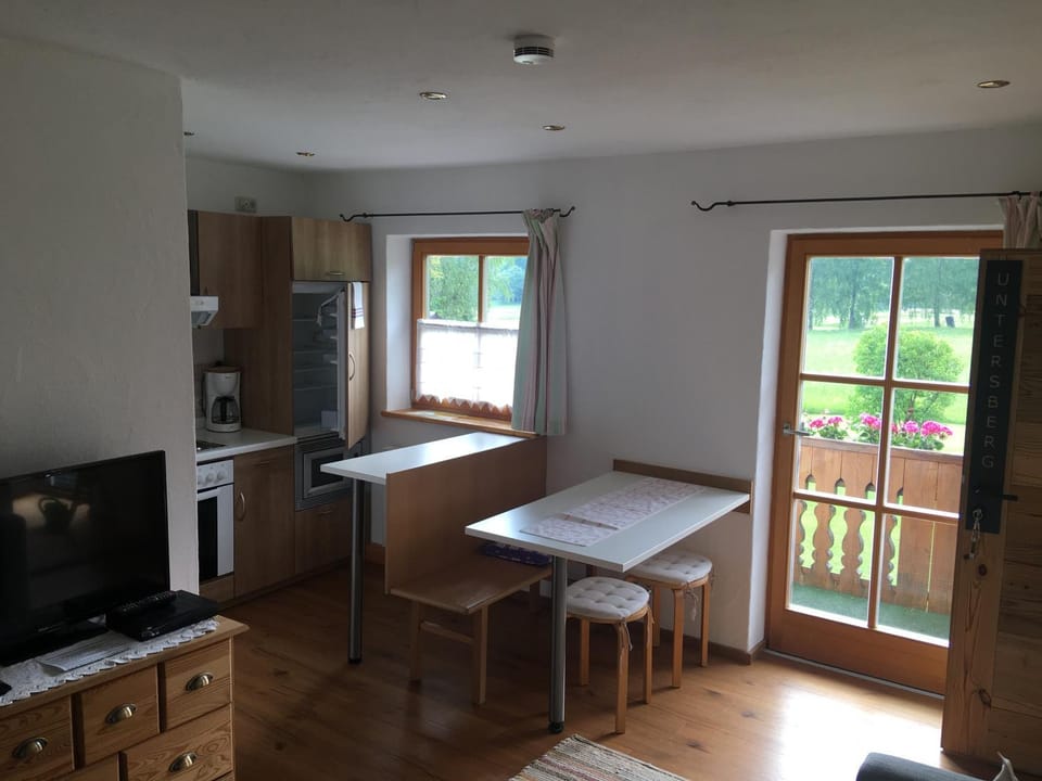 TV and multimedia, Kitchen or kitchenette, Seating area
