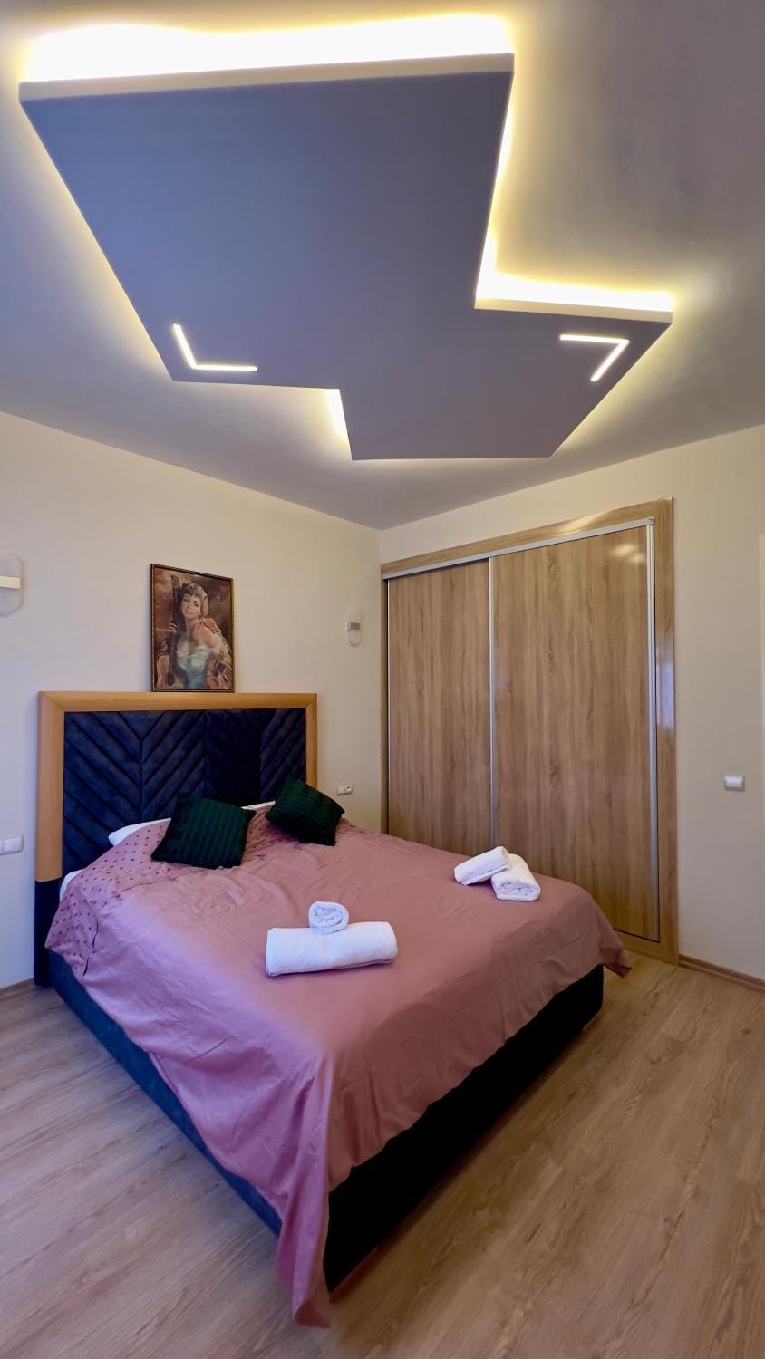 Bed, Photo of the whole room, towels, wardrobe