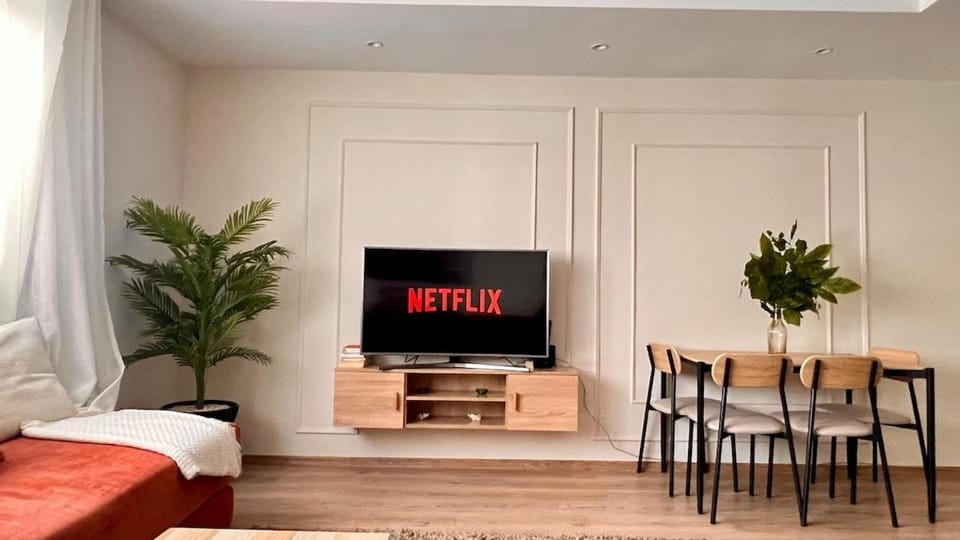 Communal lounge/ TV room, TV and multimedia, Living room