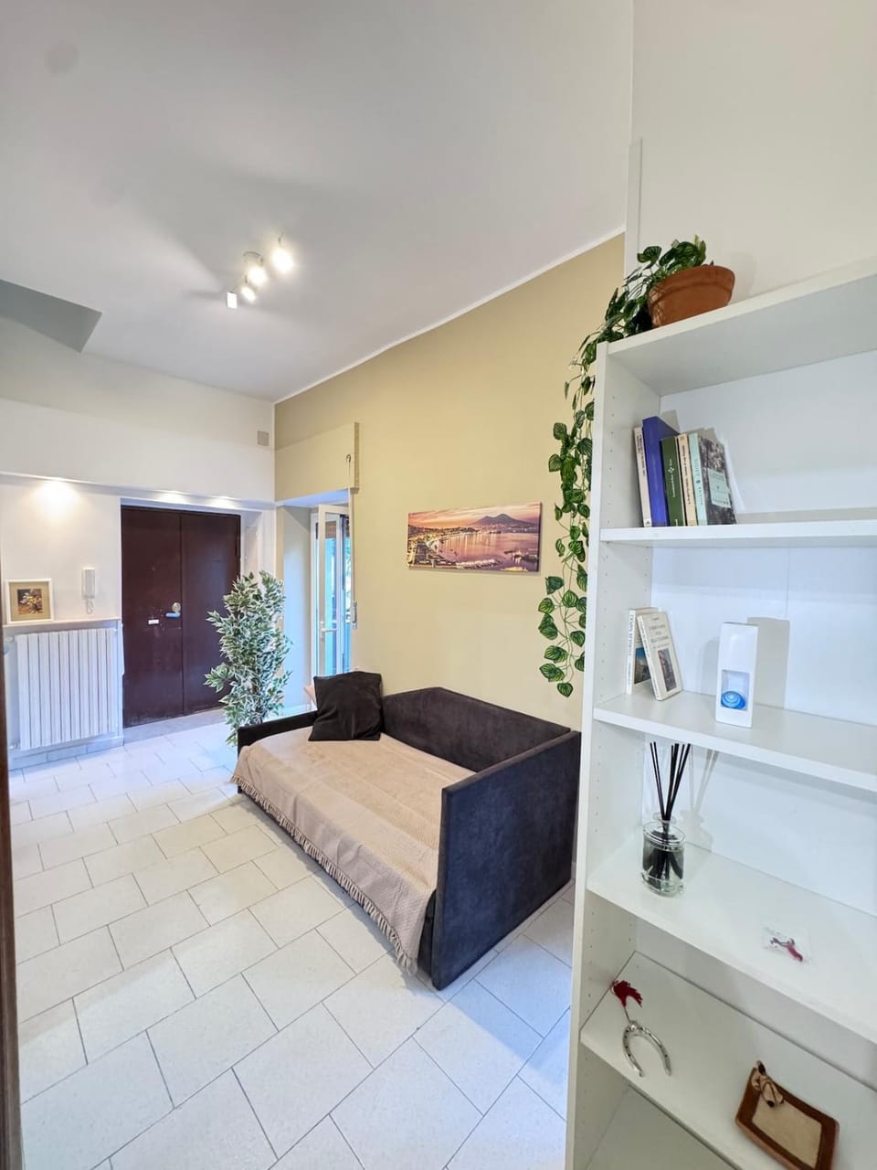 Bed, Living room, Photo of the whole room, Seating area