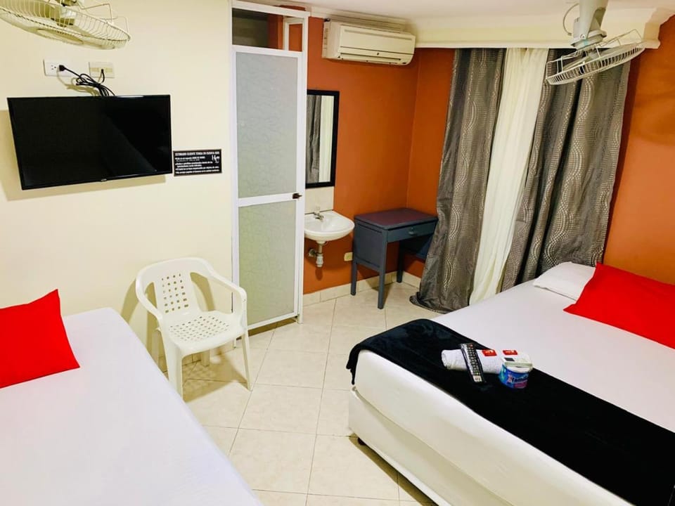 Bed, TV and multimedia, Photo of the whole room, towels, air conditioner
