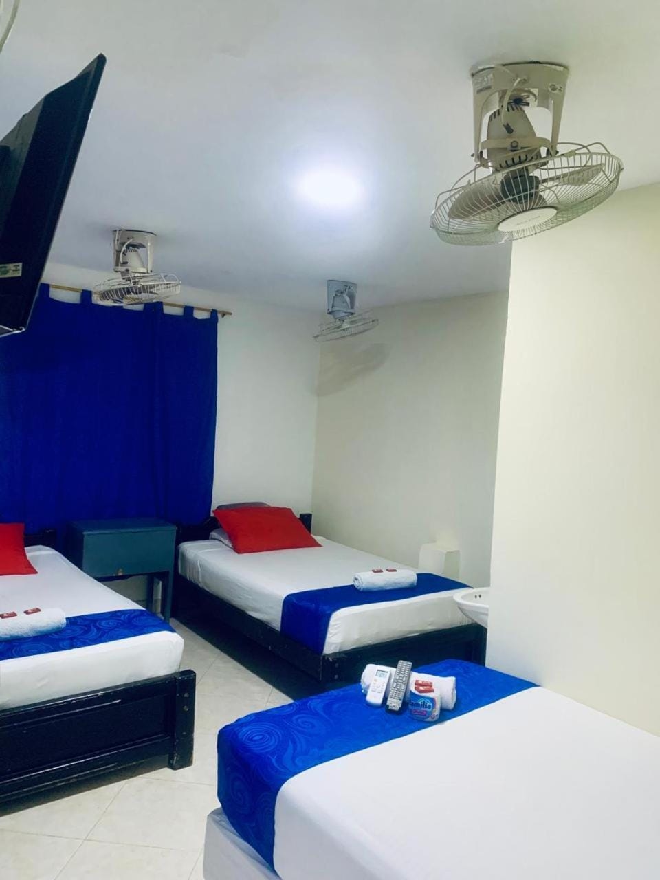 Bed, TV and multimedia, Photo of the whole room, Bedroom, air conditioner