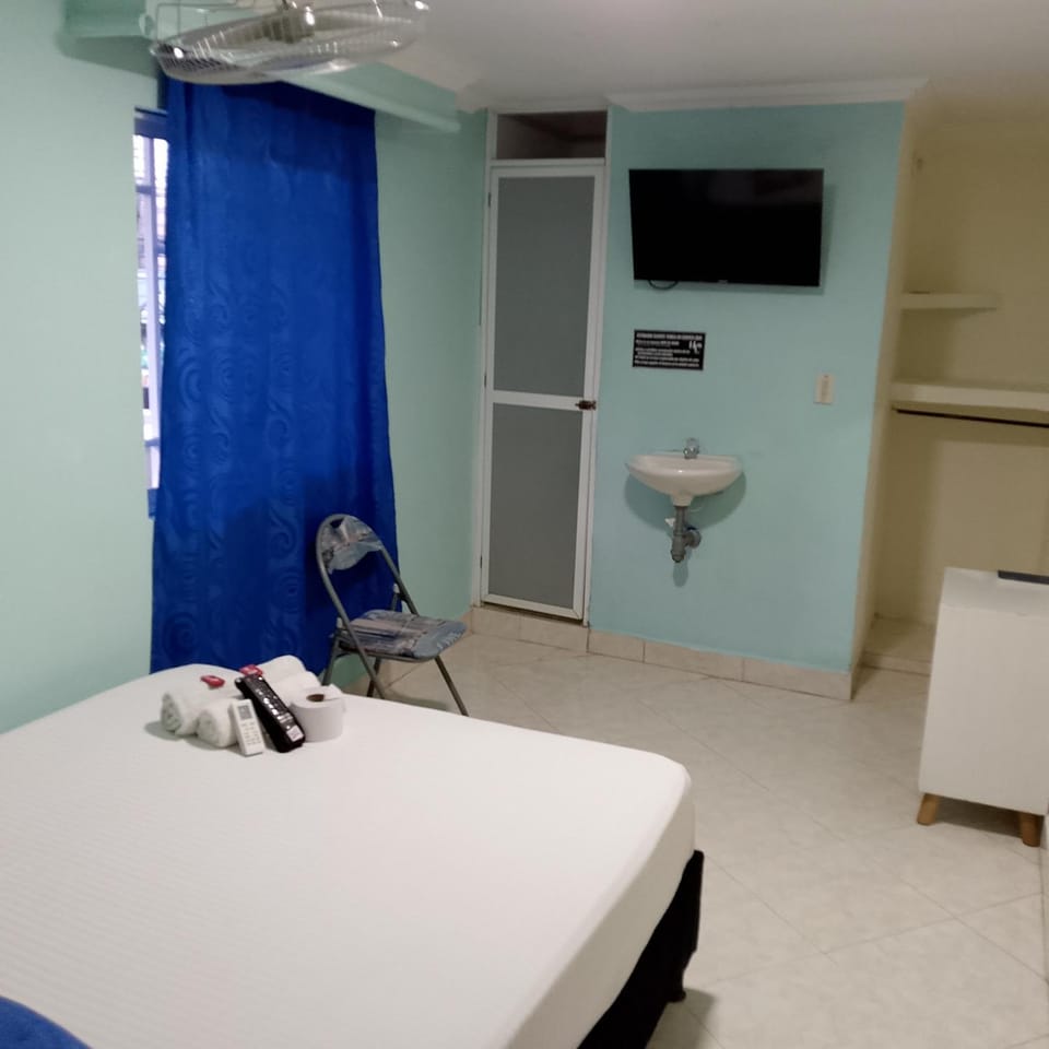 Bed, TV and multimedia, towels