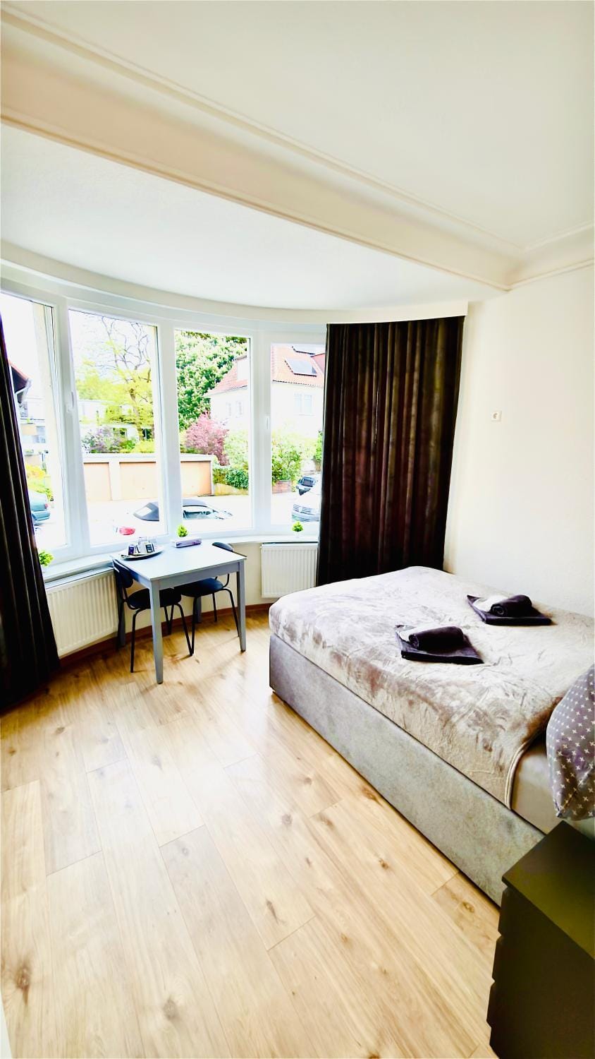 Bed, Photo of the whole room, Seating area, Bedroom