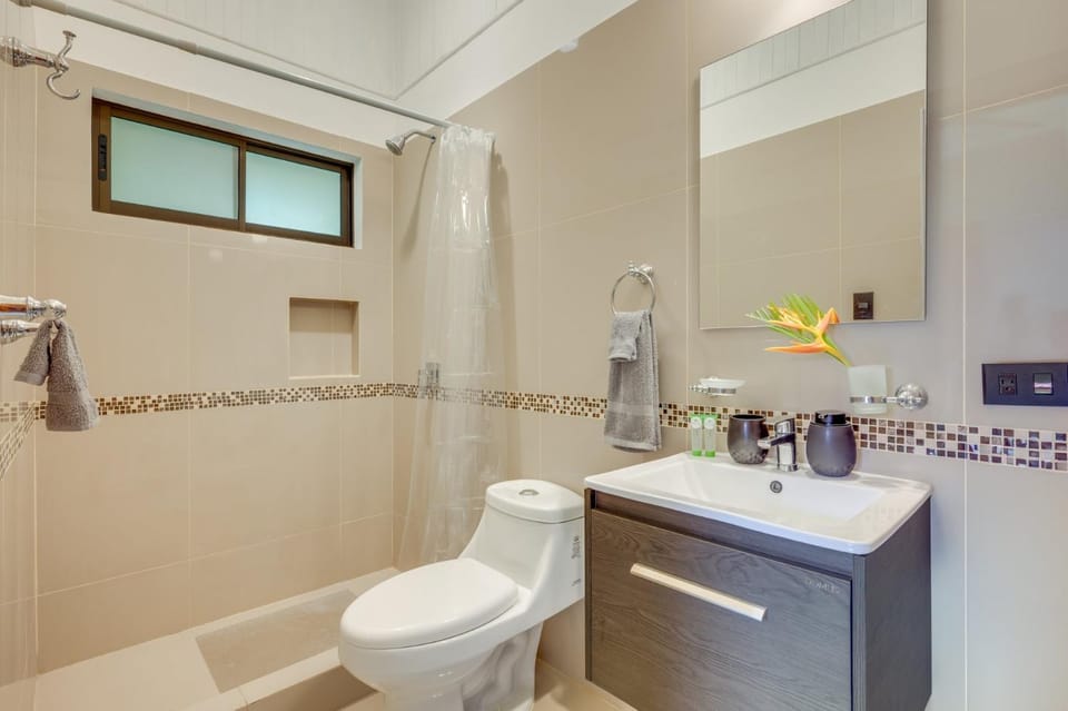 Shower, Toilet, Bathroom, towels