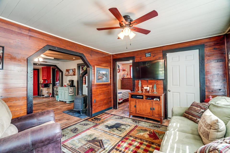 Hunters/Floaters Welcome! Creekside Missouri Cabin Cabin in Ozark Mountains