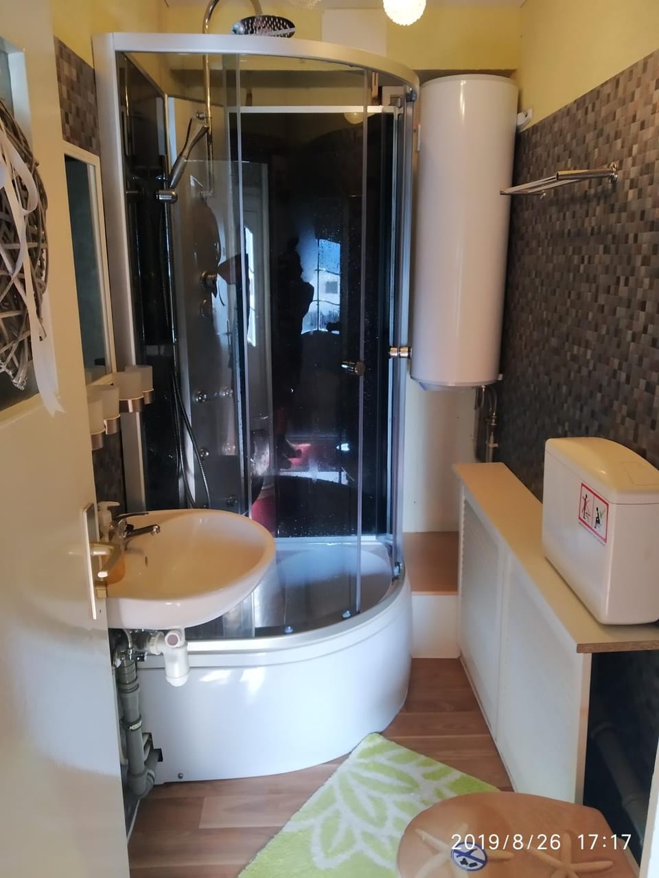 Bathroom, Photo of the whole room, Decorative detail