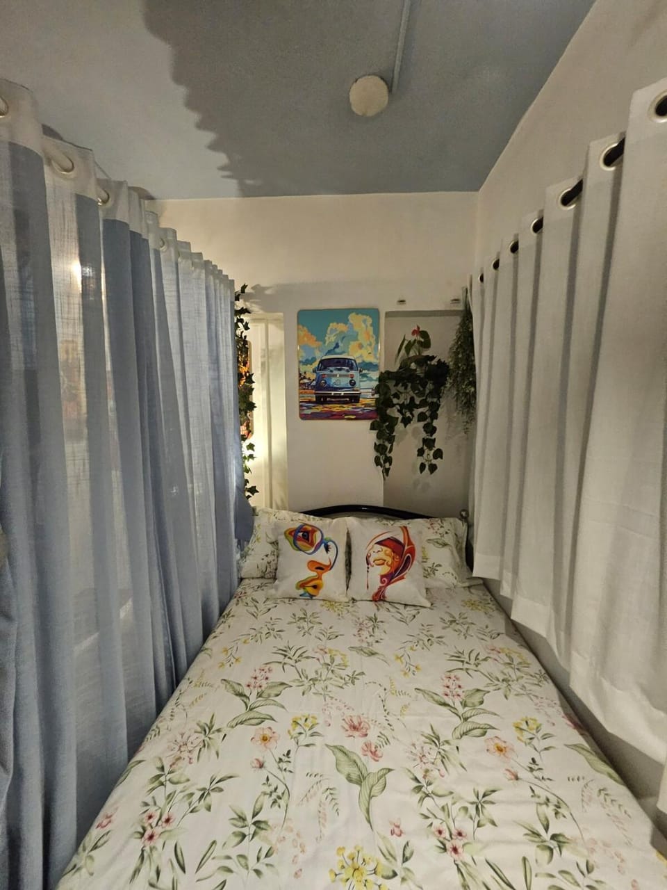 Retro Bandra - Cozy Comfort in a Heritage Village Apartment in Mumbai