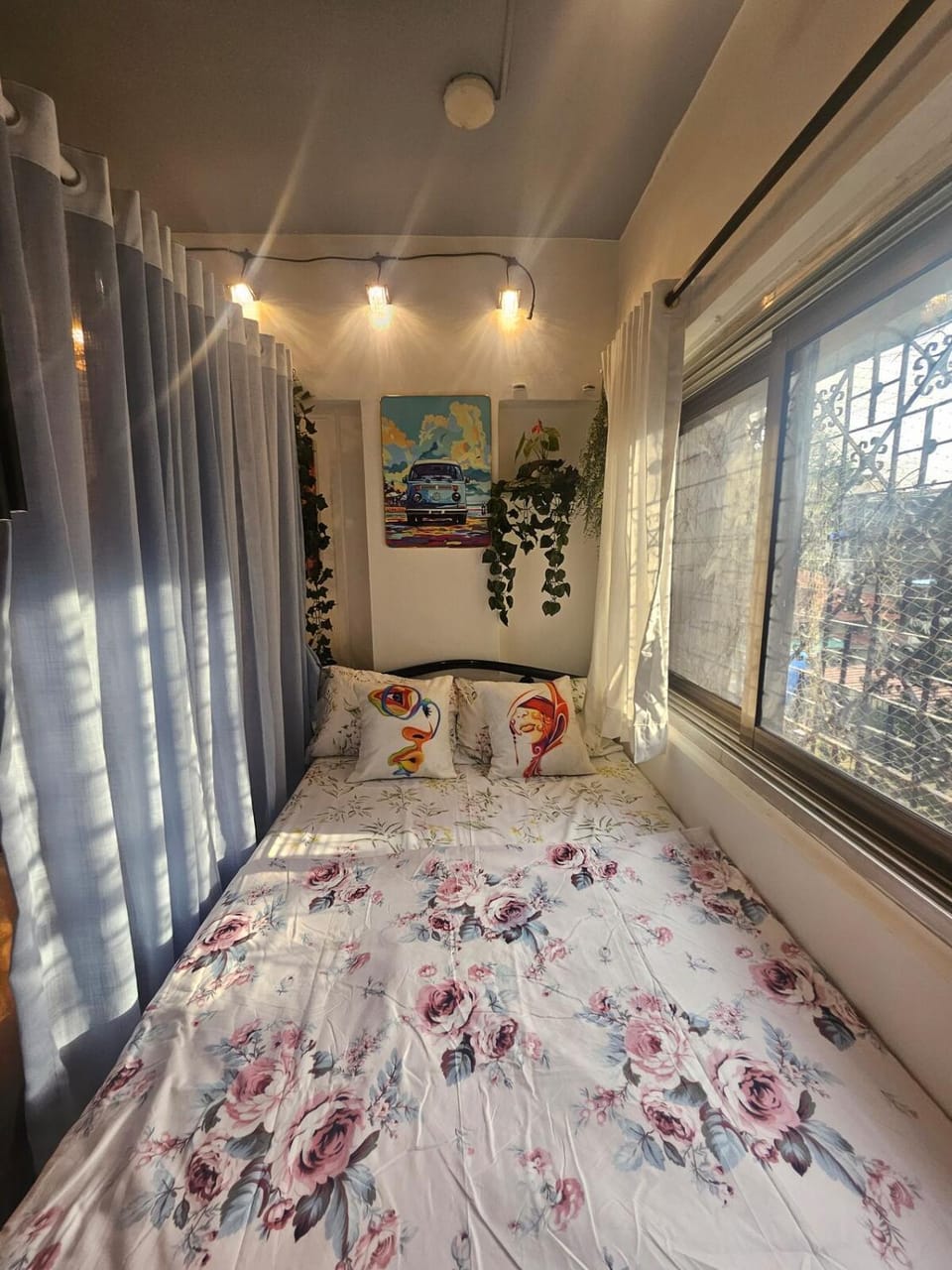 Retro Bandra - Cozy Comfort in a Heritage Village Apartment in Mumbai