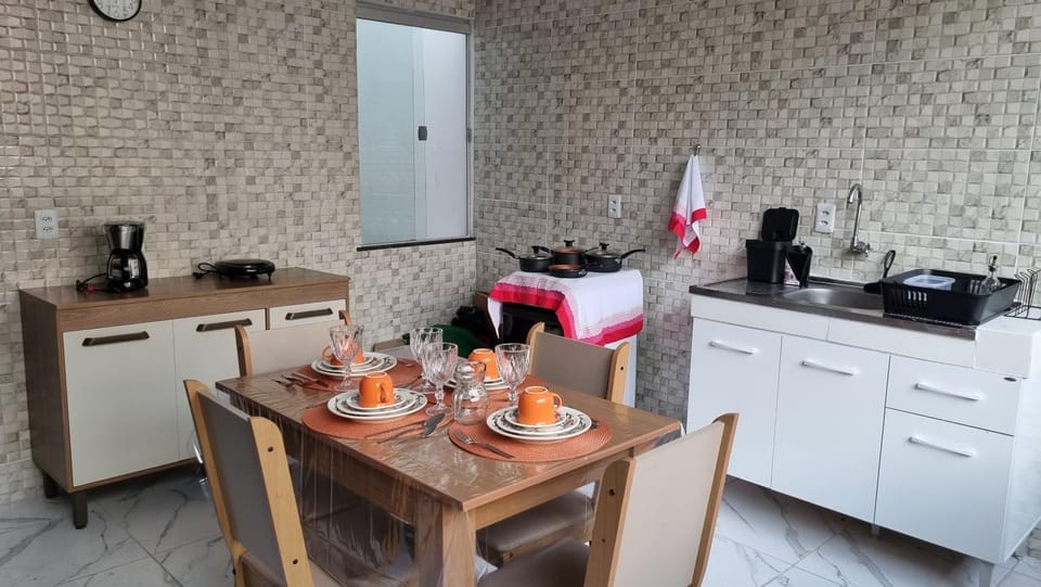 Coffee/tea facilities, Kitchen or kitchenette, Food and drinks, Dining area, stove, Internal: Not applicable to any particular room