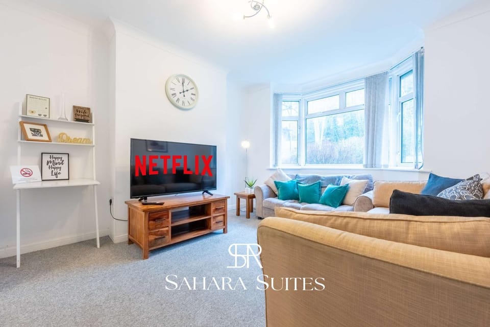 TV and multimedia, Living room, Seating area, Evening entertainment