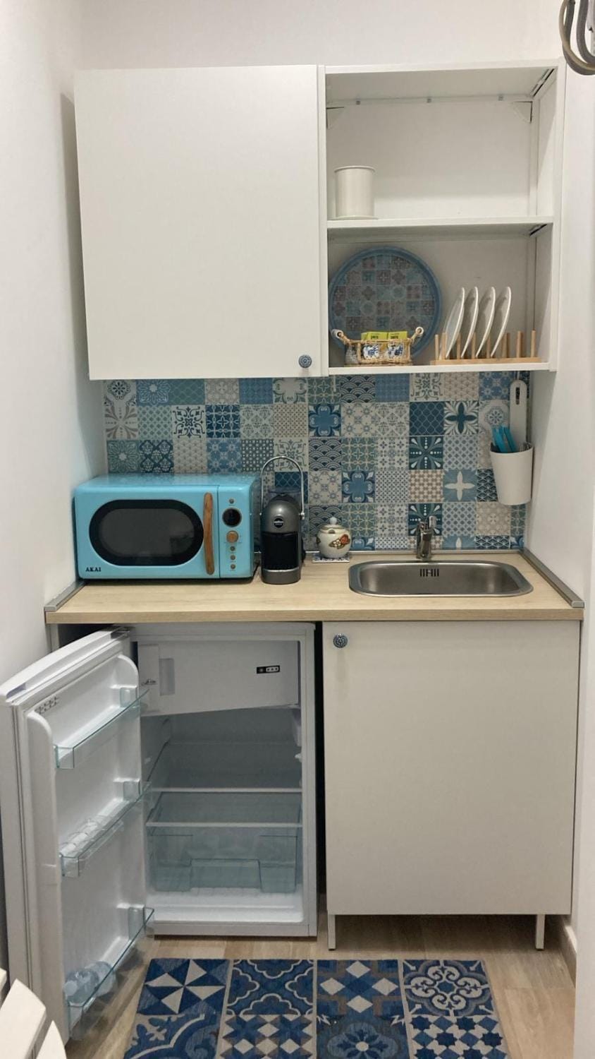 Kitchen or kitchenette, microwave, minibar