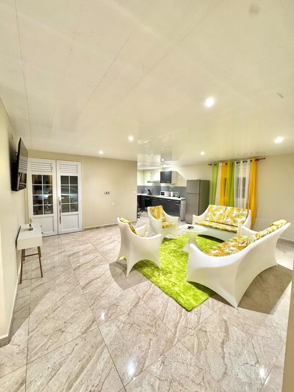 TV and multimedia, Kitchen or kitchenette, Living room, Seating area, Dining area, stove