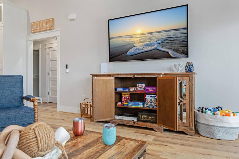 Communal lounge/ TV room, TV and multimedia, Living room, Seating area, Evening entertainment