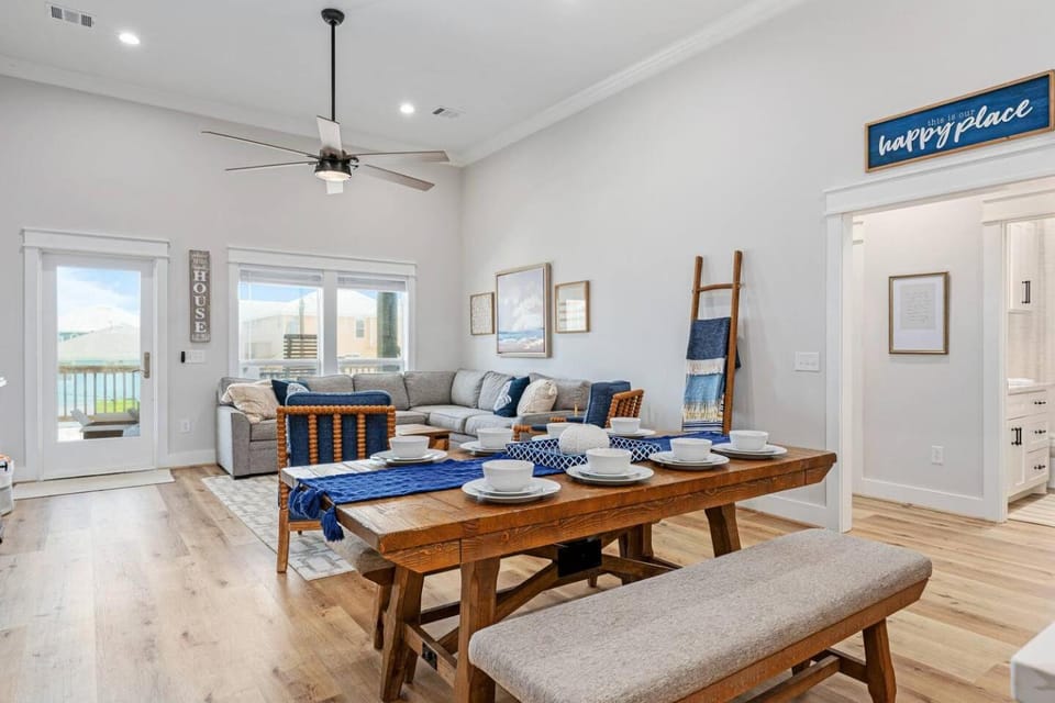 Living room, Seating area, Dining area