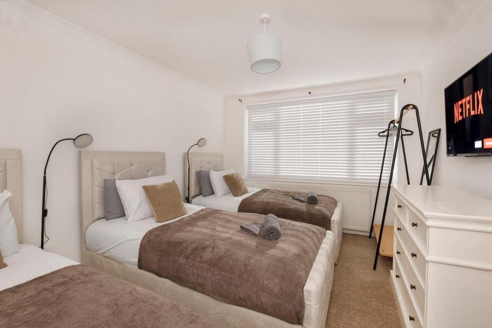Your Home Away From Home - Near York City Centre House in York