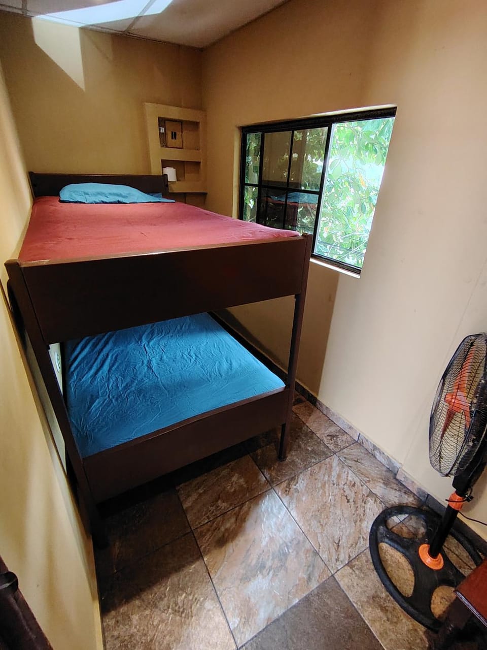 Rooms libertad,Habitacion con litera y baño compartido, 6 A Bed and Breakfast in San Salvador