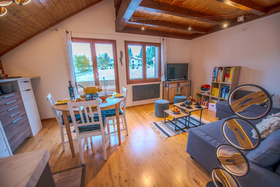 Communal lounge/ TV room, Library, TV and multimedia, Kitchen or kitchenette, Living room, Seating area, Dining area
