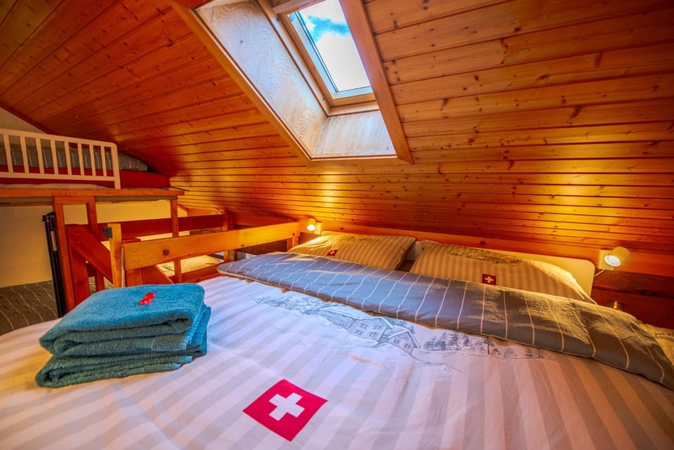 Bed, Photo of the whole room, Bedroom, bunk bed, towels