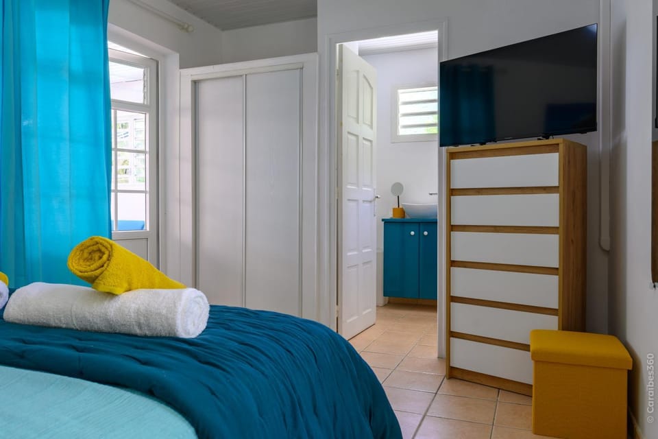 Bed, TV and multimedia, Bedroom
