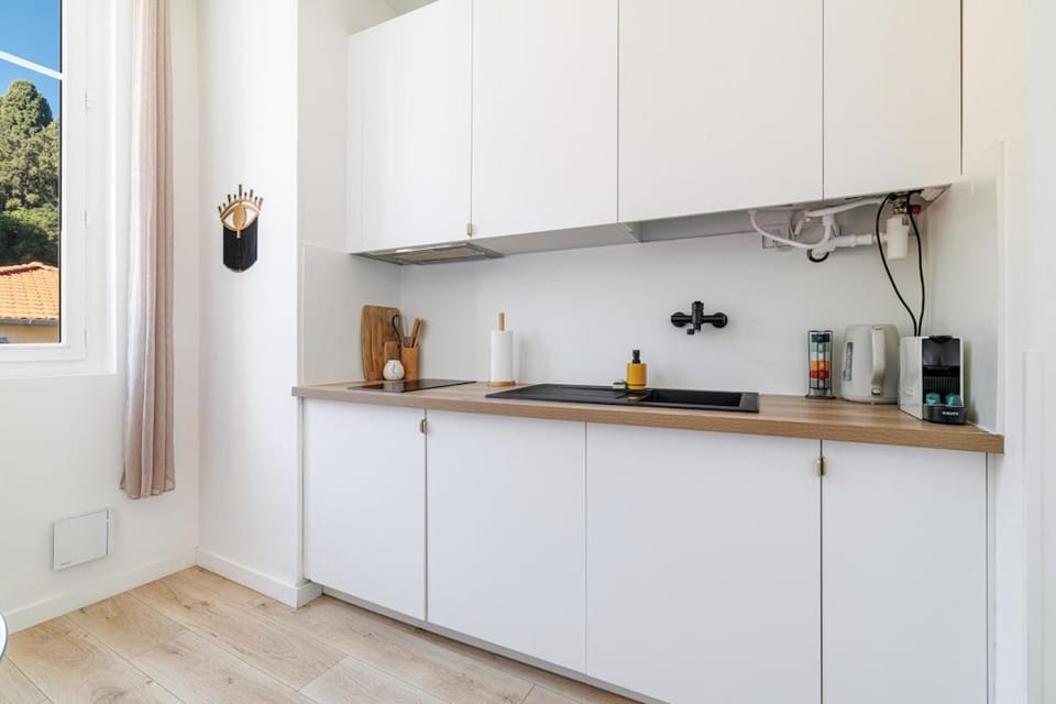 Coffee/tea facilities, Kitchen or kitchenette, stove