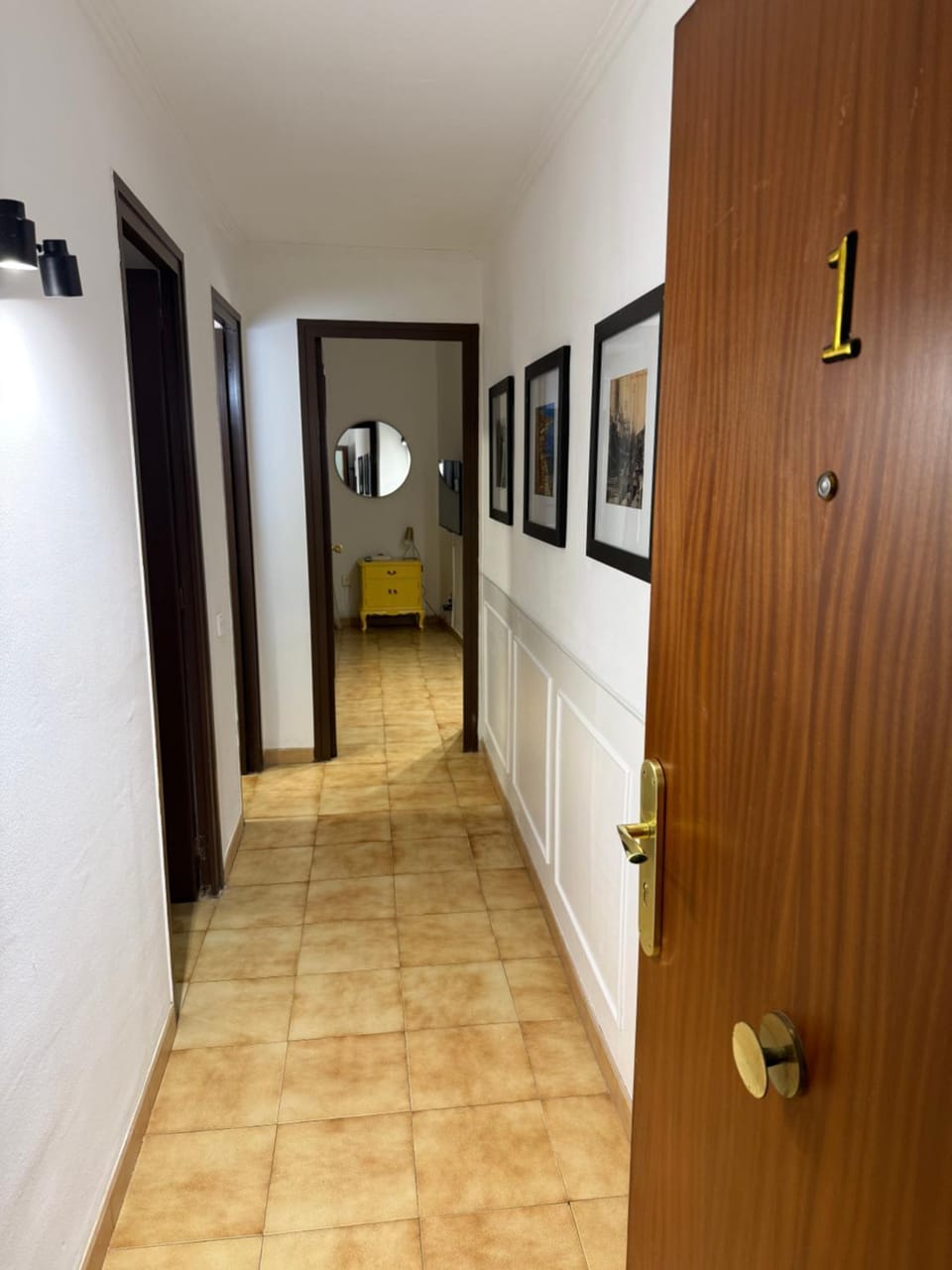 Facade/entrance, Photo of the whole room